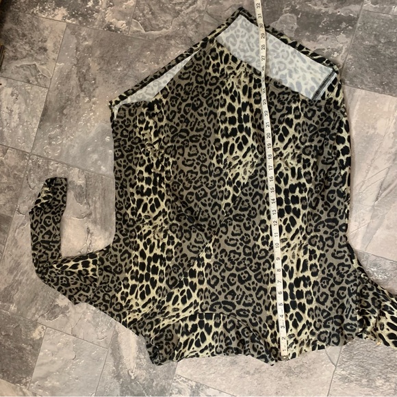 Cha Cha Vente Long Sleeve Asymmetrical Leopard Print Top Size Large Like New - Picture 6 of 6